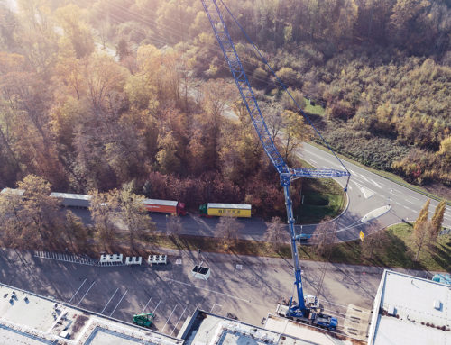 Montagearbeiten über den Dächern Offenburgs